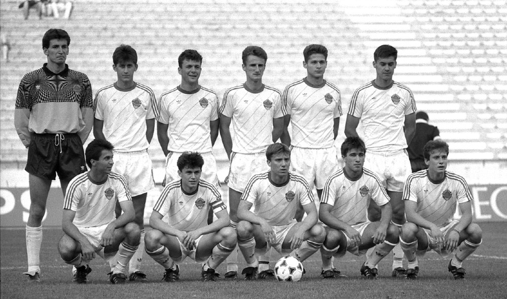 Prvi gore desno, kao član Tima JNA na revijalnom meču protiv Olimpijskog tima SFRJ (©MN Press)